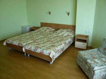 Фото номера Двухместный номер с 1 кроватью и балконом Гостевой дом Guest House Kiwi г. Золотые Пески 16
