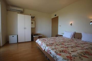 Фото номера Двухместный номер с 1 кроватью и балконом Гостевой дом Guest House Kiwi г. Золотые Пески 22