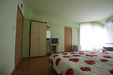 Фото номера Двухместный номер с 1 кроватью и балконом Гостевой дом Guest House Kiwi г. Золотые Пески 23