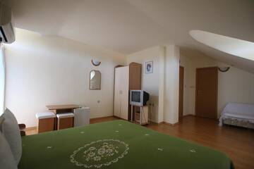 Фото номера Двухместный номер с 1 кроватью и балконом Гостевой дом Guest House Kiwi г. Золотые Пески 24