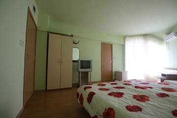 Фото номера Двухместный номер с 1 кроватью и балконом Гостевой дом Guest House Kiwi г. Золотые Пески 7