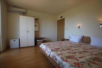 Фото номера Двухместный номер с 1 кроватью и балконом Гостевой дом Guest House Kiwi г. Золотые Пески 8