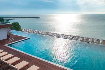 Фото номера Двухместный номер CONCEPT с 1 кроватью и видом на море Отель Grifid Encanto Beach Hotel - Wellness &amp; Spa г. Золотые Пески 4