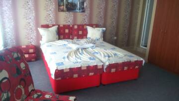 Фото номера Трехместный номер с видом на море Гостевой дом Enjoy Guest House г. Золотые Пески 5