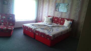 Фото номера Трехместный номер с видом на море Гостевой дом Enjoy Guest House г. Золотые Пески 3