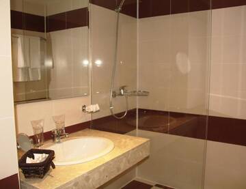 Фото номера Улучшенный семейный номер (для 3 взрослых и 1 ребенка) Отель Kristal Hotel - Все включено г. Золотые Пески 5
