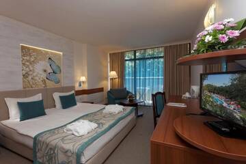 Фото номера Улучшенный семейный номер (для 3 взрослых и 1 ребенка) Отель Kristal Hotel - Все включено г. Золотые Пески 2