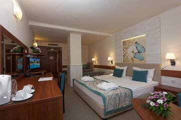 Фото номера Улучшенный семейный номер (для 3 взрослых и 1 ребенка) Отель Kristal Hotel - Все включено г. Золотые Пески 3