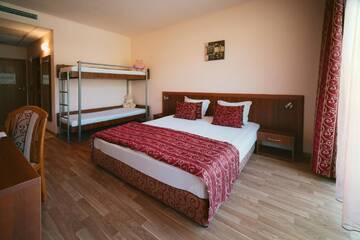 Фото номера Семейный номер (для 2 взрослых) Отель Kristal Hotel - Все включено г. Золотые Пески 3