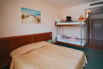 Фото номера Семейный номер (для 2 взрослых и 2 детей) Отель Kristal Hotel - Все включено г. Золотые Пески 2
