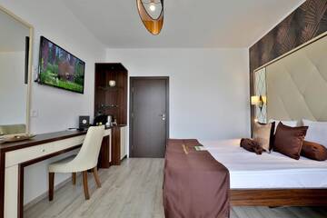 Фото номера Two-Bedroom Deluxe Suite with Balcony Отель Prestige Deluxe Hotel Aquapark Club- All inclusive г. Золотые Пески 19