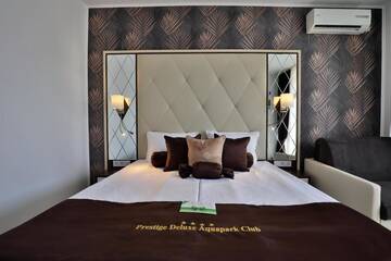 Фото номера Two-Bedroom Deluxe Suite with Balcony Отель Prestige Deluxe Hotel Aquapark Club- All inclusive г. Золотые Пески 16