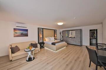 Фото номера Premium Room with Balcony (2 Adults + 3 Children) Отель Prestige Deluxe Hotel Aquapark Club- All inclusive г. Золотые Пески 19