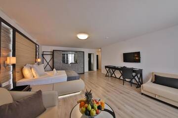 Фото номера Premium Room with Balcony (2 Adults + 3 Children) Отель Prestige Deluxe Hotel Aquapark Club- All inclusive г. Золотые Пески 20