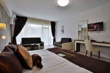 Фото номера Deluxe Family Room with Balcony (3 Adults + 1 Child) Отель Prestige Deluxe Hotel Aquapark Club- All inclusive г. Золотые Пески 4