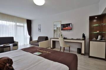 Фото номера Deluxe Family Room with Balcony (3 Adults + 1 Child) Отель Prestige Deluxe Hotel Aquapark Club- All inclusive г. Золотые Пески 3