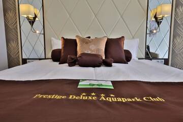 Фото номера Deluxe Family Room with Balcony (3 Adults + 1 Child) Отель Prestige Deluxe Hotel Aquapark Club- All inclusive г. Золотые Пески 6