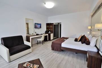 Фото номера Deluxe Family Room with Balcony (3 Adults + 1 Child) Отель Prestige Deluxe Hotel Aquapark Club- All inclusive г. Золотые Пески 7