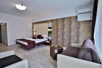 Фото номера Deluxe Family Room with Balcony (3 Adults + 1 Child) Отель Prestige Deluxe Hotel Aquapark Club- All inclusive г. Золотые Пески 9