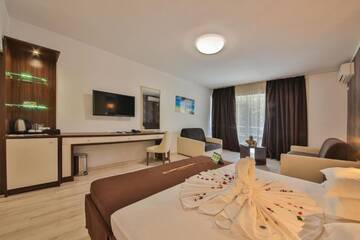 Фото номера Deluxe Family Room with Balcony (3 Adults + 1 Child) Отель Prestige Deluxe Hotel Aquapark Club- All inclusive г. Золотые Пески 15