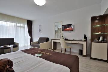 Фото номера Deluxe Family Room with Balcony (3 Adults + 1 Child) Отель Prestige Deluxe Hotel Aquapark Club- All inclusive г. Золотые Пески 13