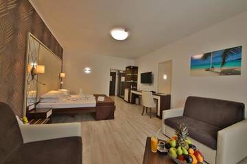 Фото номера Deluxe Family Room with Balcony (3 Adults + 1 Child) Отель Prestige Deluxe Hotel Aquapark Club- All inclusive г. Золотые Пески 16