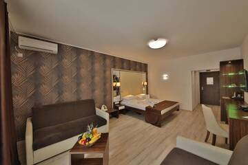 Фото номера Deluxe Family Room with Balcony (3 Adults + 1 Child) Отель Prestige Deluxe Hotel Aquapark Club- All inclusive г. Золотые Пески 17