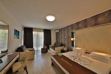 Фото номера Deluxe Family Room with Balcony (3 Adults + 1 Child) Отель Prestige Deluxe Hotel Aquapark Club- All inclusive г. Золотые Пески 18