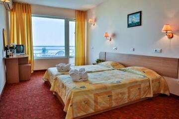 Фото номера Двухместный номер с 2 отдельными кроватями и видом на море Отель Vezhen Hotel - Free Parking г. Золотые Пески 2