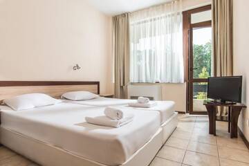 Фото номера Двухместный номер с 1 кроватью или 2 отдельными кроватями Отель Hotel PRESLAV г. Золотые Пески 7