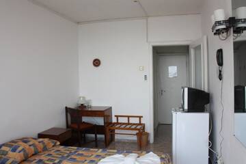 Фото номера Трехместный номер Отель Hotel Varshava г. Золотые Пески 4