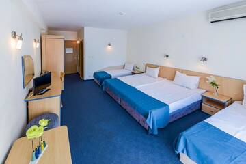 Фото номера Четырехместный номер с видом на море Отель Holiday Park Hotel - All Inclusive г. Золотые Пески 2
