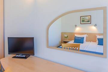 Фото номера Одноместный номер с балконом Отель Holiday Park Hotel - All Inclusive г. Золотые Пески 2