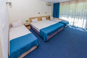 Фото номера Четырехместный номер с видом на море Отель Holiday Park Hotel - All Inclusive г. Золотые Пески 3
