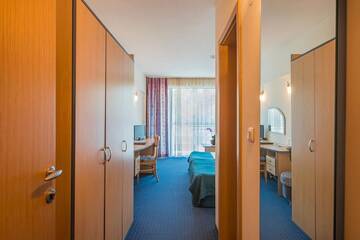 Фото номера Одноместный номер с балконом Отель Holiday Park Hotel - All Inclusive г. Золотые Пески 3