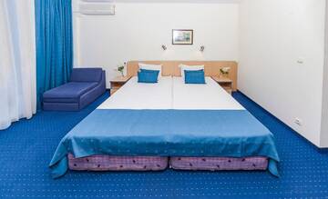 Фото номера Одноместный номер с балконом Отель Holiday Park Hotel - All Inclusive г. Золотые Пески 4