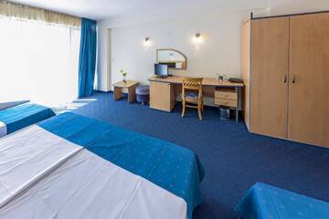 Фото номера Четырехместный номер с видом на море Отель Holiday Park Hotel - All Inclusive г. Золотые Пески 5