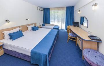 Фото номера Четырехместный номер Отель Holiday Park Hotel - All Inclusive г. Золотые Пески 4