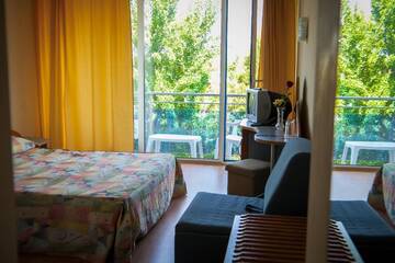 Фото номера Семейный номер с балконом (2 взрослых + 2 детей) Отель Hotel Perla г. Золотые Пески 6