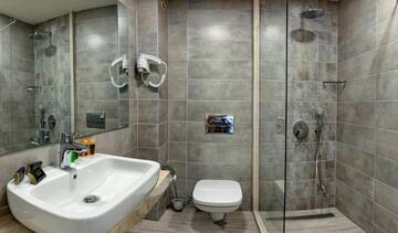 Фото номера Standard Twin Room with Balcony and Sea View (2 Adults) Отель Luna Hotel - Balneo &amp; Spa г. Золотые Пески 7