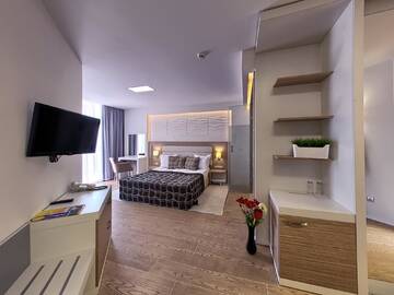 Фото номера Семейный номер с балконом и видом на море Отель Luna Hotel - Balneo &amp; Spa г. Золотые Пески 7