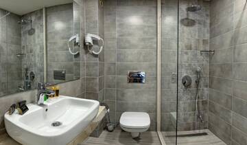 Фото номера Standard Twin Room with Balcony and Sea View (2 Adults) Отель Luna Hotel - Balneo &amp; Spa г. Золотые Пески 5
