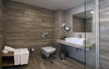Фото номера Семейный номер с балконом и видом на море Отель Luna Hotel - Balneo &amp; Spa г. Золотые Пески 6