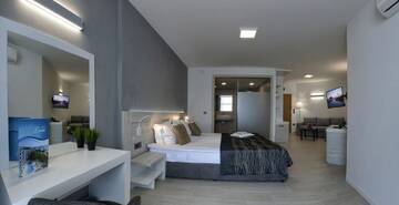Фото номера Семейный номер с балконом и видом на море Отель Luna Hotel - Balneo &amp; Spa г. Золотые Пески 2