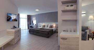 Фото номера Семейный номер с балконом и видом на море Отель Luna Hotel - Balneo &amp; Spa г. Золотые Пески 4