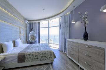 Фото номера Апартаменты Делюкс с балконом (для 2 взрослых и 2 детей) Отель Luna Hotel - Balneo &amp; Spa г. Золотые Пески 4