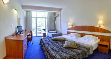 Фото номера Standard Twin Room with Balcony and Park View (2 Adults + 1 Child) Отель Luna Hotel - Balneo &amp; Spa г. Золотые Пески 2