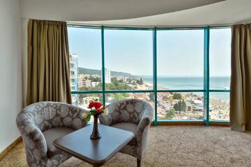 Фото номера Люкс с 1 спальней (для 2 взрослых и 2 детей до 12 лет) Отель Marina Grand Beach Hotel All Inclusive г. Золотые Пески 5