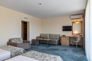 Фото номера Family Room with Balcony (2 Adults + 2 Children Under 12 Years) Отель Hotel Gradina г. Золотые Пески 3