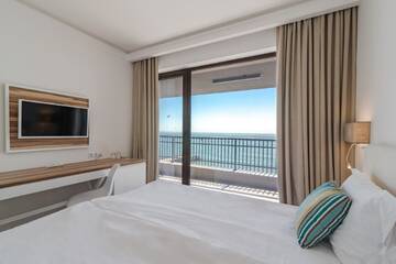 Фото номера Апартаменты с 1 спальней и видом на море Курортные отели Nympha Hotel, Riviera Holiday Club - All Inclusive г. Золотые Пески 3